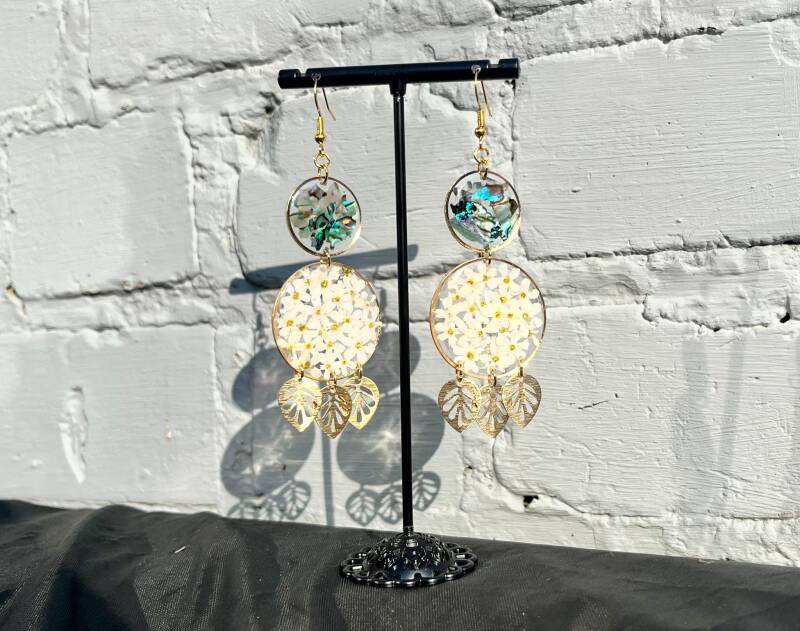Amber 🌿 Oorbellen met Witte Vergeet-me-nietjes & Abalone Schelp – Natuurlijke Dromerigheid