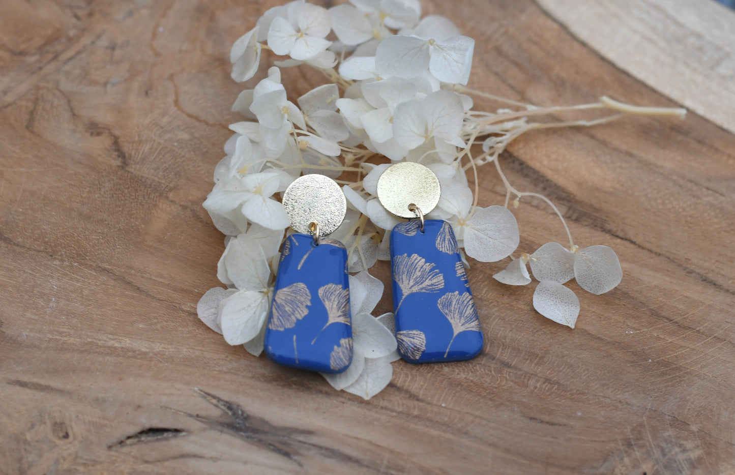 Indigo Ginkgo - Indigo Oorbellen met Gouden Ginkgoblad