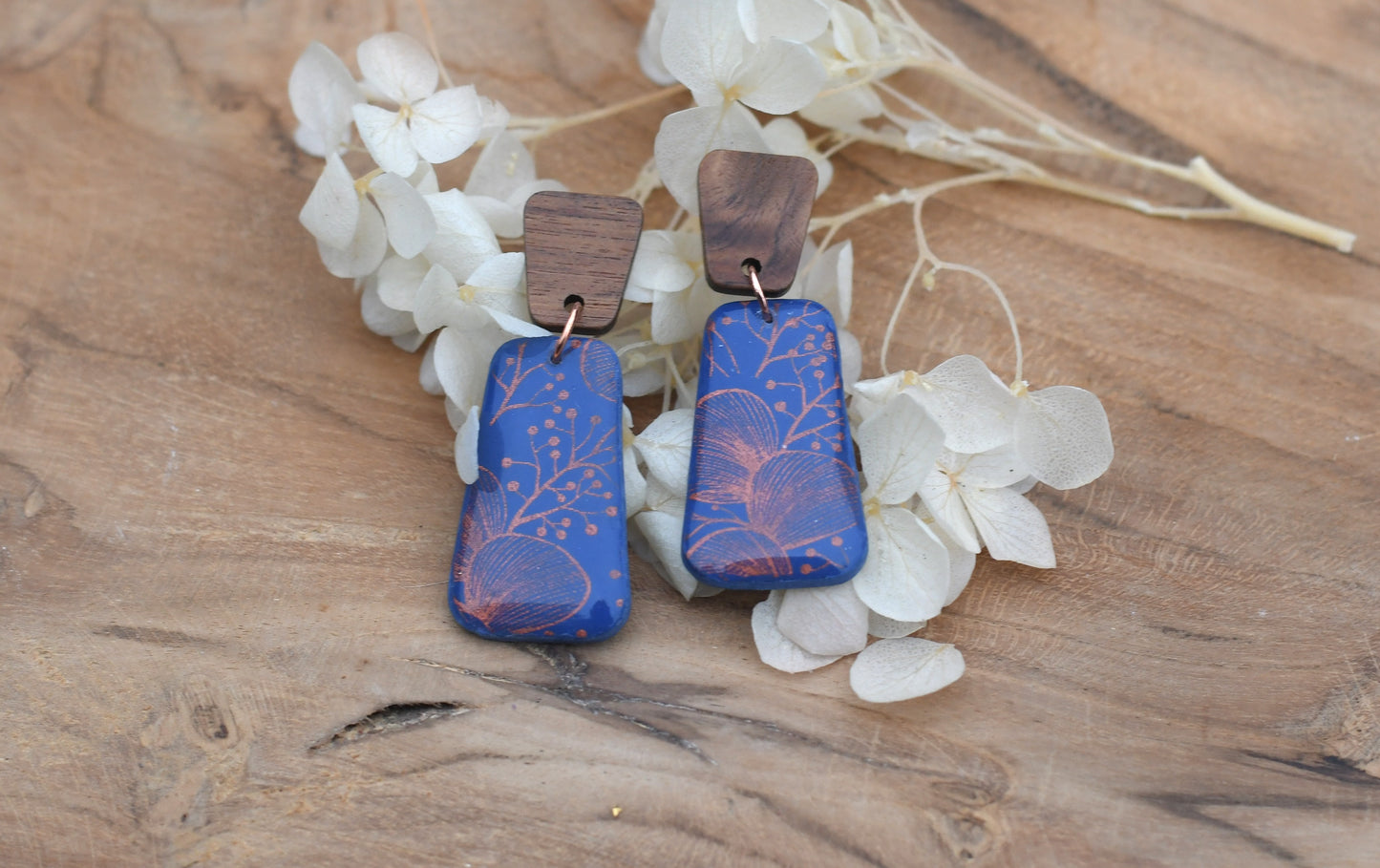 handgemaakte indigo Copperwood Bloom oorbellen met houten detail – Nova by Evi