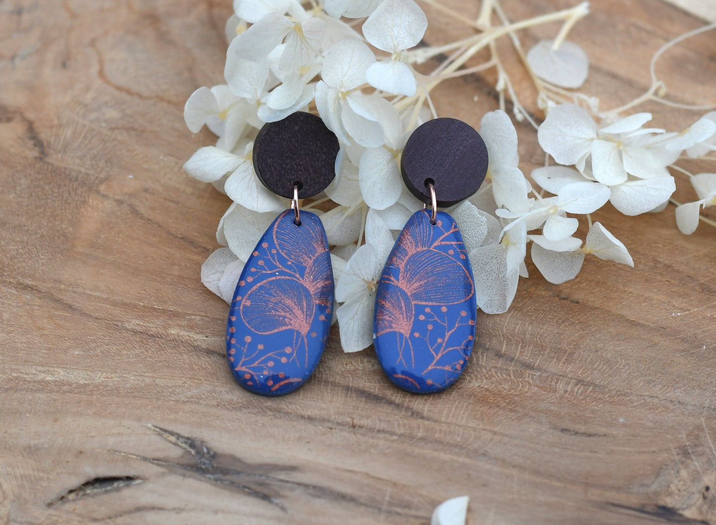 handgemaakte Indigo Emberleaf oorbellen met koperprint en bladmotief – Nova by Evi