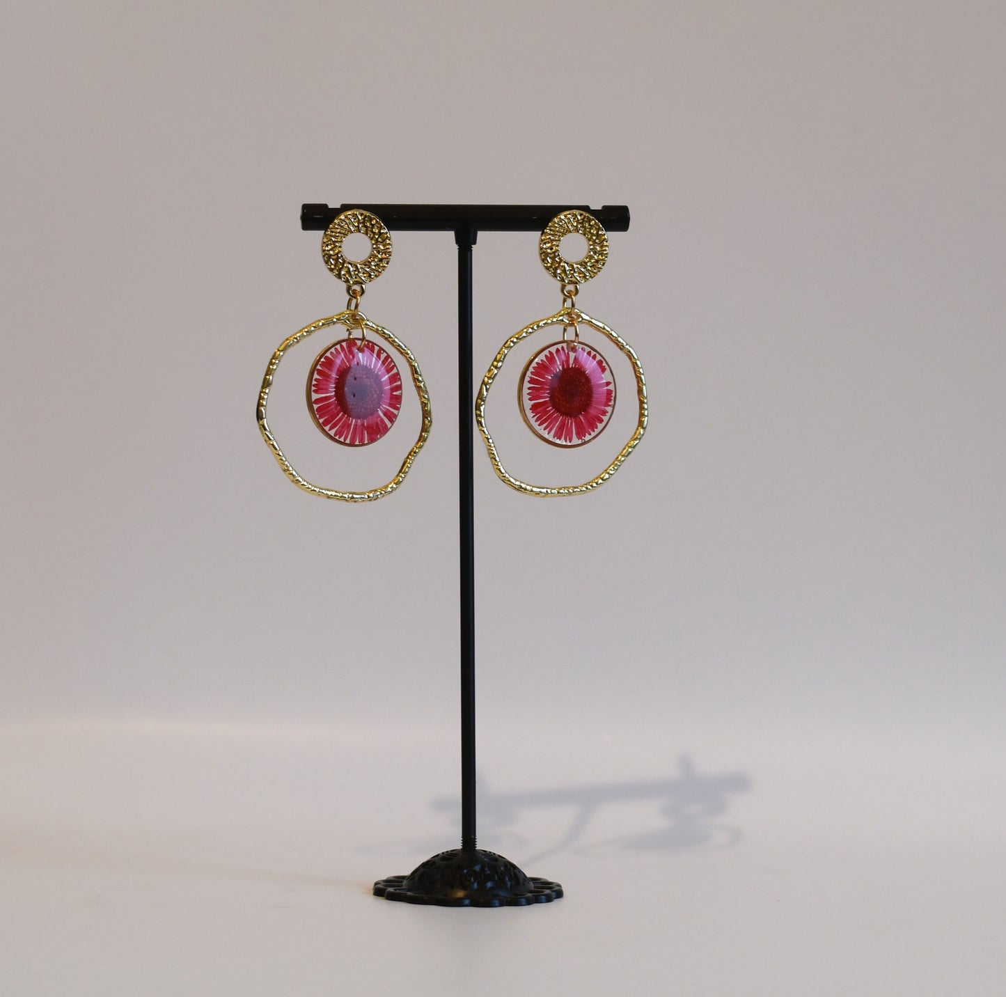 Rosalie – gouden oorbellen met madelief in resin