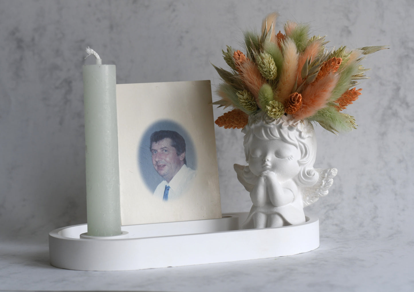 Novelle — herdenkingsplateau met engeltje en droogbloemen