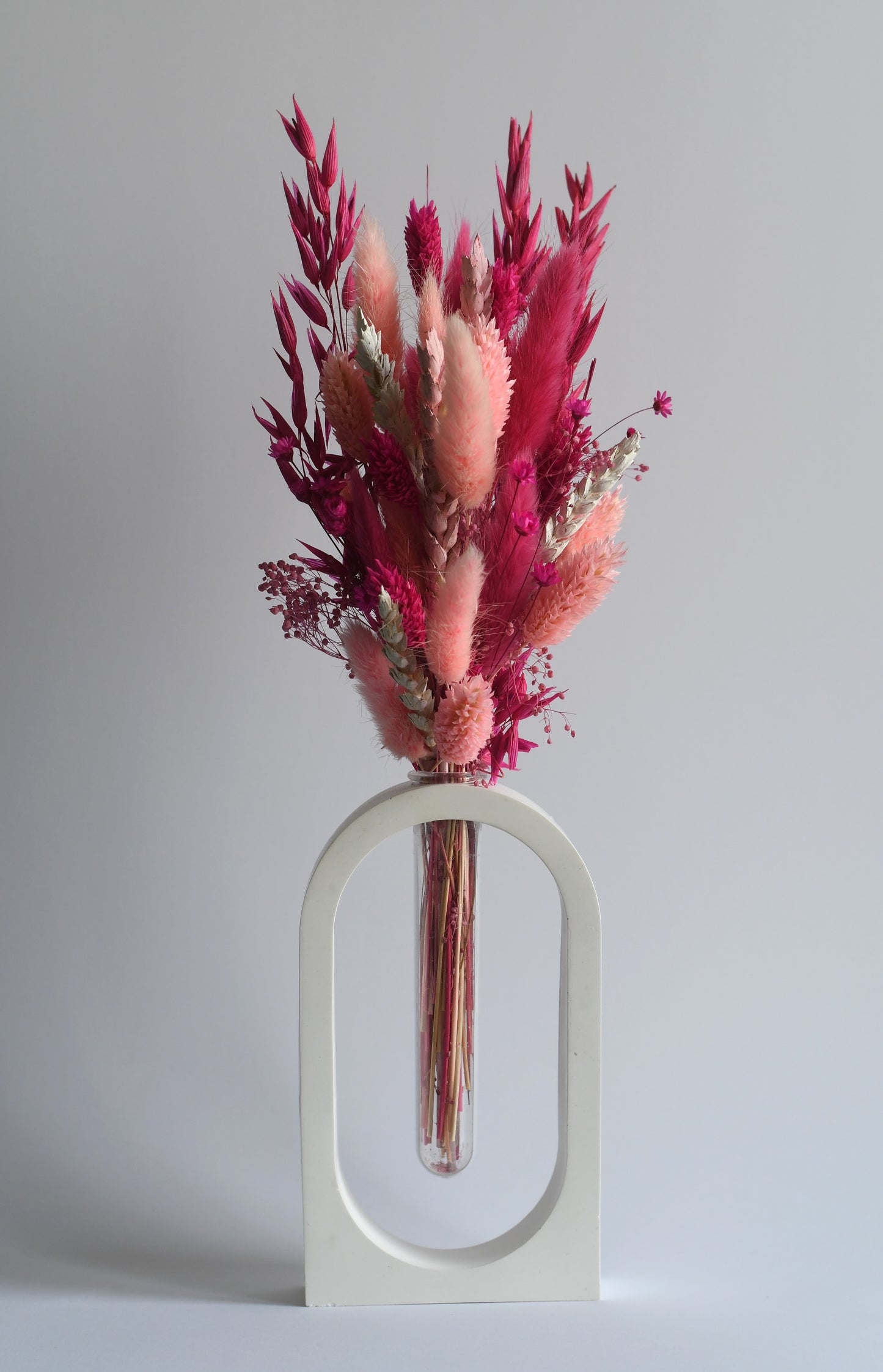 Novelle — boogvormige vaas met droogbloemen (minimalistisch)