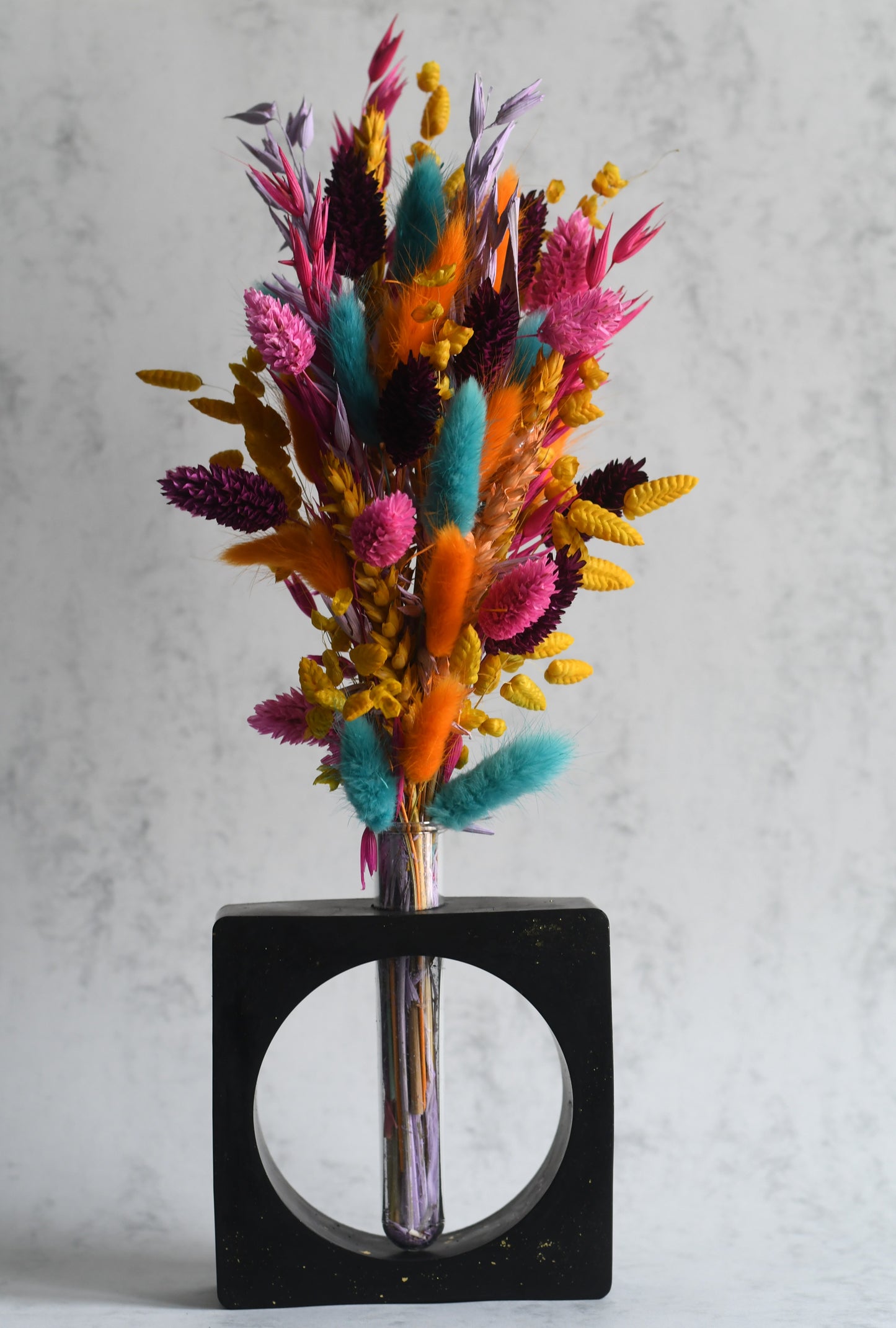 Novelle — minimalistische vaas met droogbloemen (vierkant)