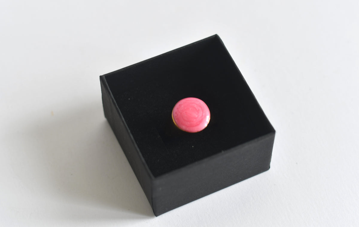 Ronde 18K vergulde ring met roze emaille