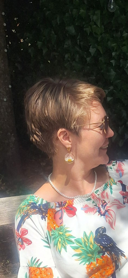 Suzanne 🤍 margriet oorbellen met messing frame