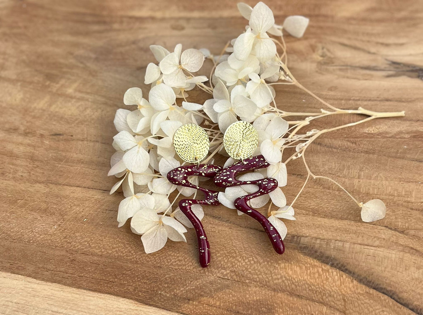 🔥 Lana – Bordeaux flow oorbellen met goudaccenten