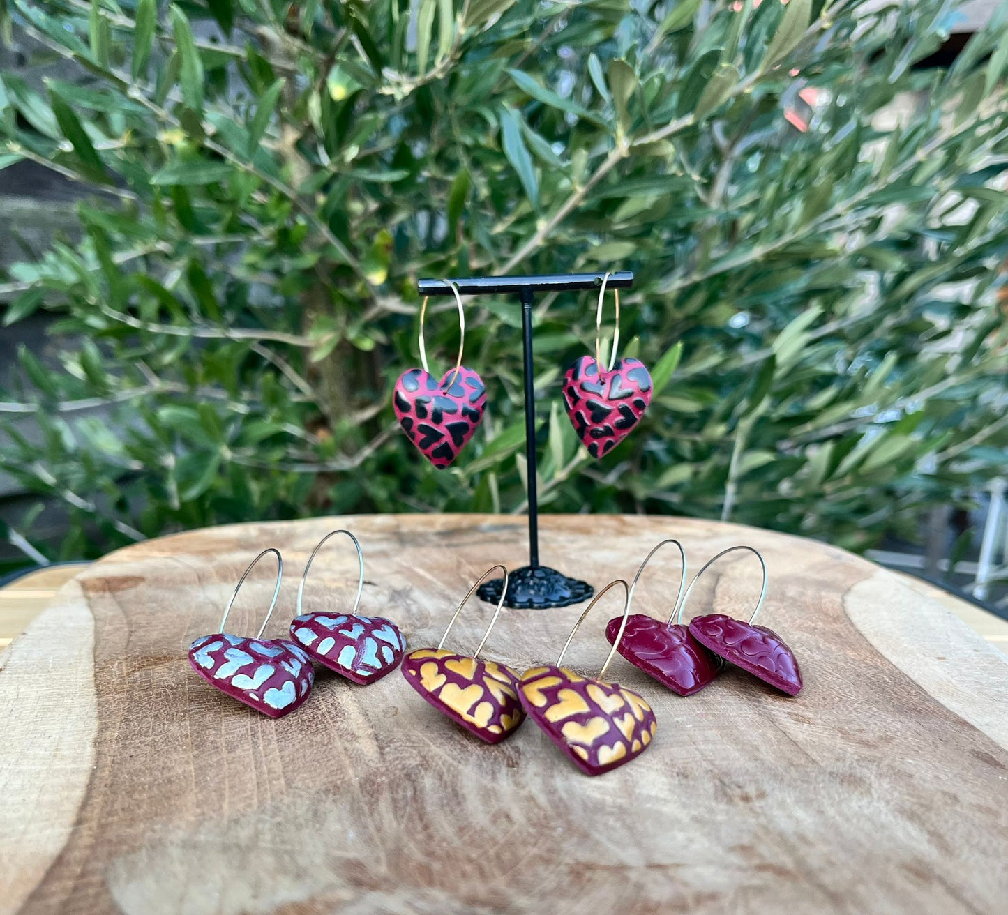 Cora - Handgemaakte bordeaux hart oorbellen