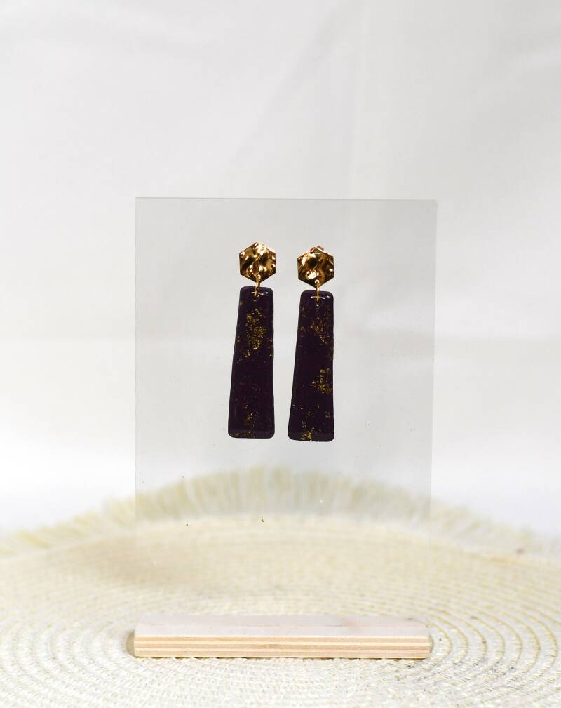 handgemaakte Farah oorbellen in aubergine met goudaccent – Nova by Evi