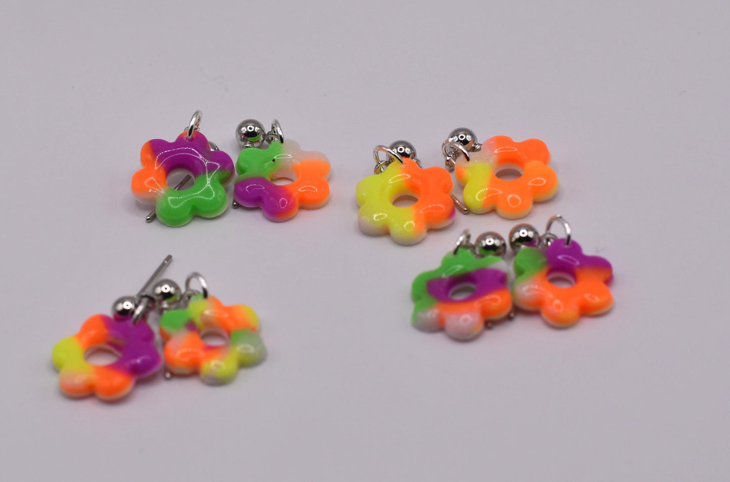 Noor neon vibes - speelse neon oorbellen