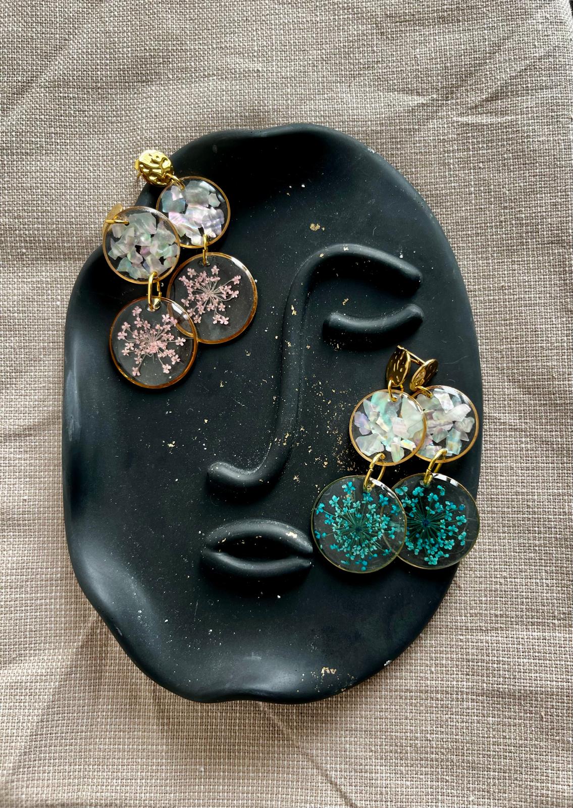 handgemaakte Anna oorbellen met echte bloemen en abalone schelp – Nova by Evi
