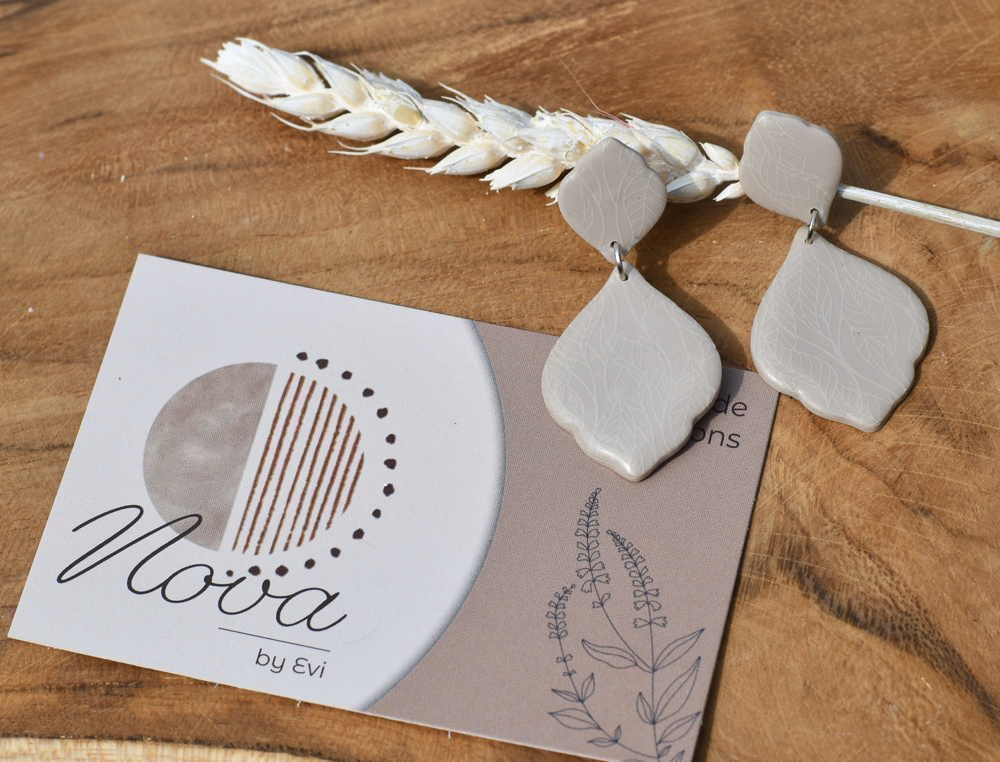 Kato: bladprint oorbellen taupe wit 4.5x2cm