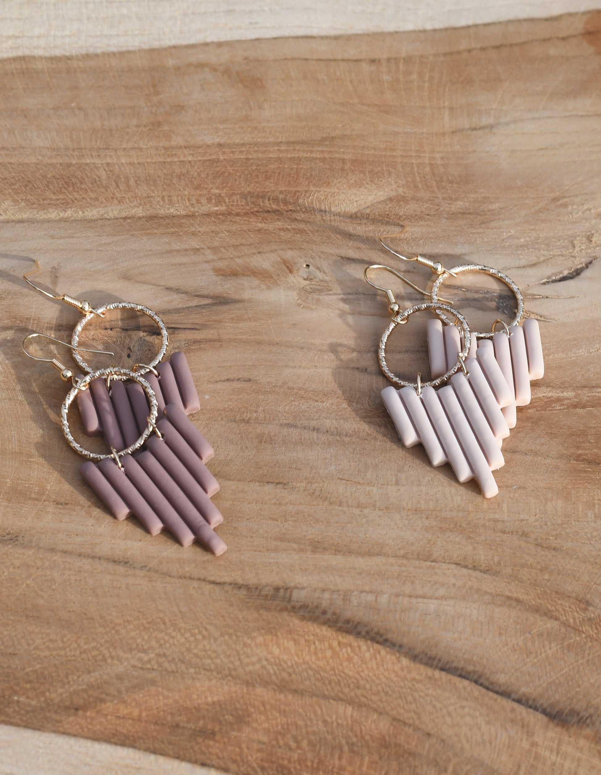handgemaakte Aria oorbellen met goudkleurige ring – Nova by Evi