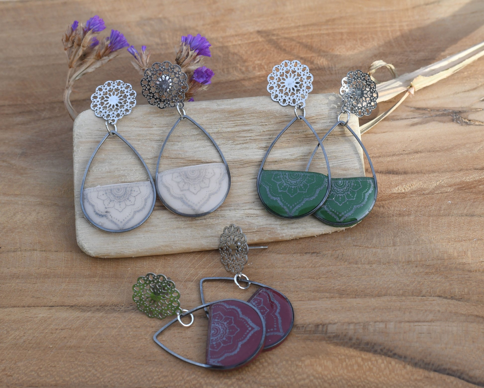handgemaakte Amalia teardrop stud oorbellen met mandala in ivoor, groen en merlot – Nova by Evi