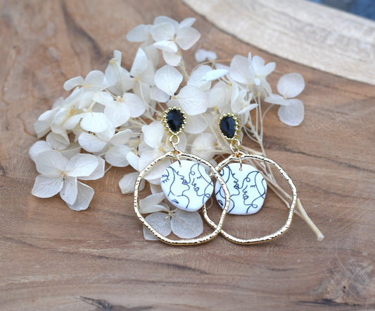 handgemaakte Linea Muse oorbellen met lijntekening en goudaccent – Nova by Evi