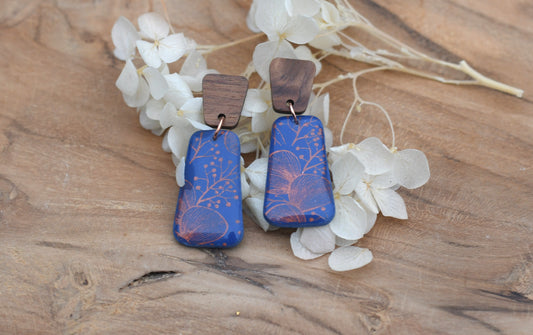 handgemaakte indigo Copperwood Bloom oorbellen met houten detail – Nova by Evi