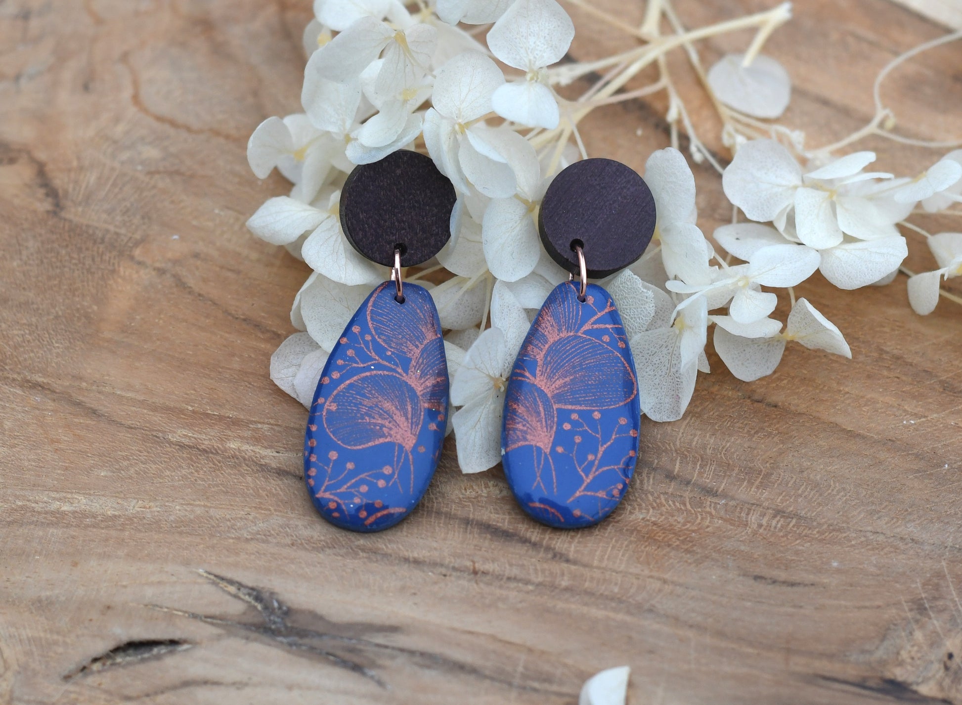handgemaakte Indigo Emberleaf oorbellen met koperprint en bladmotief – Nova by Evi