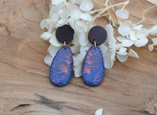 handgemaakte Indigo Emberleaf oorbellen met koperprint en bladmotief – Nova by Evi