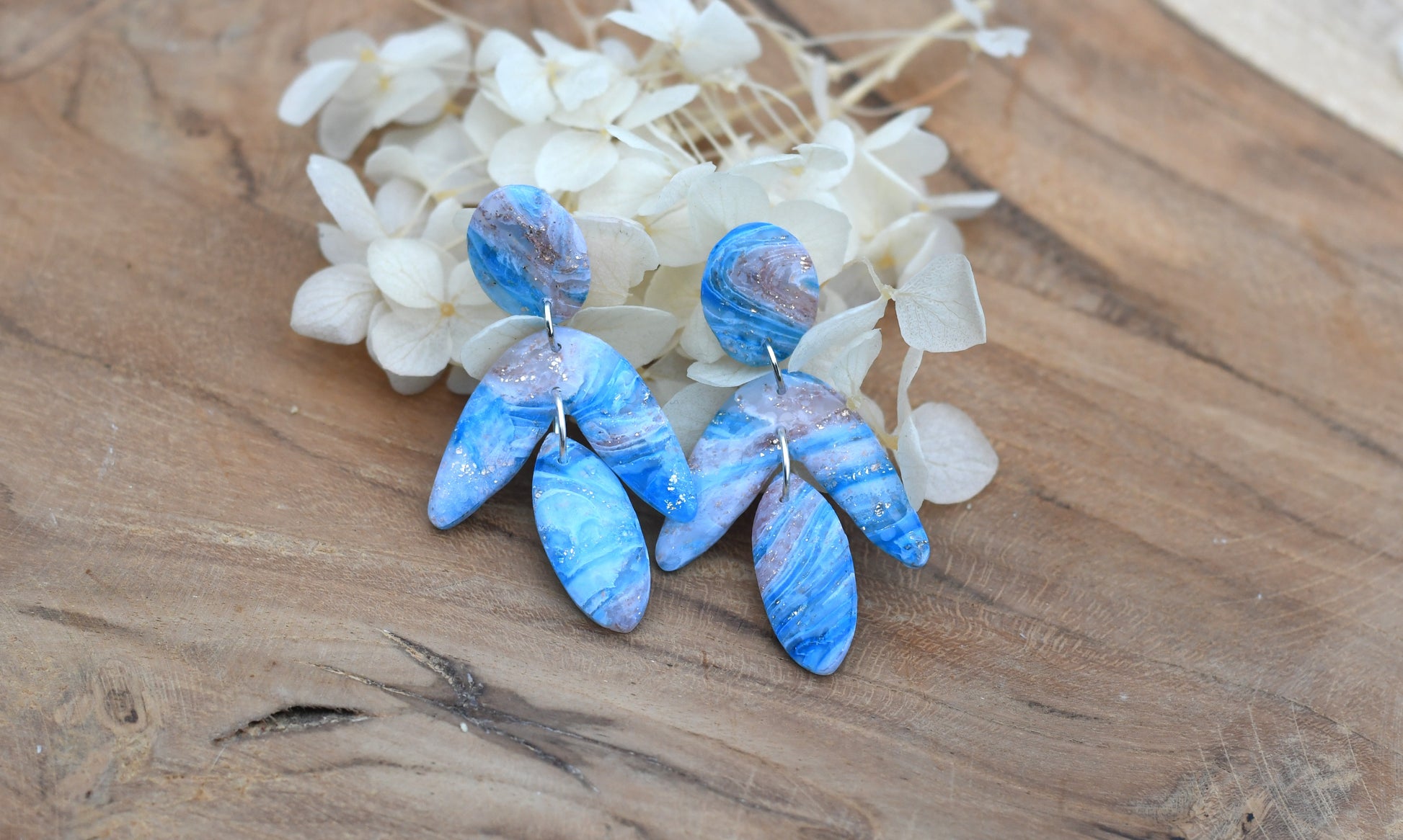 handgemaakte marmerblauwe Azure Drift cascade oorbellen met goudaccent – Nova by Evi