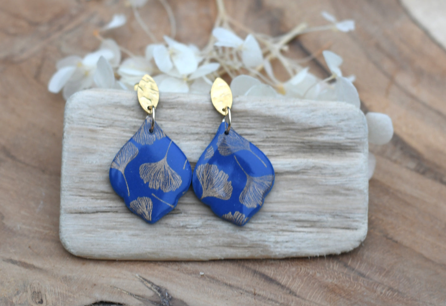 Ginkgo Royale - Indigo Oorbellen met Gouden Ginkgoblad
