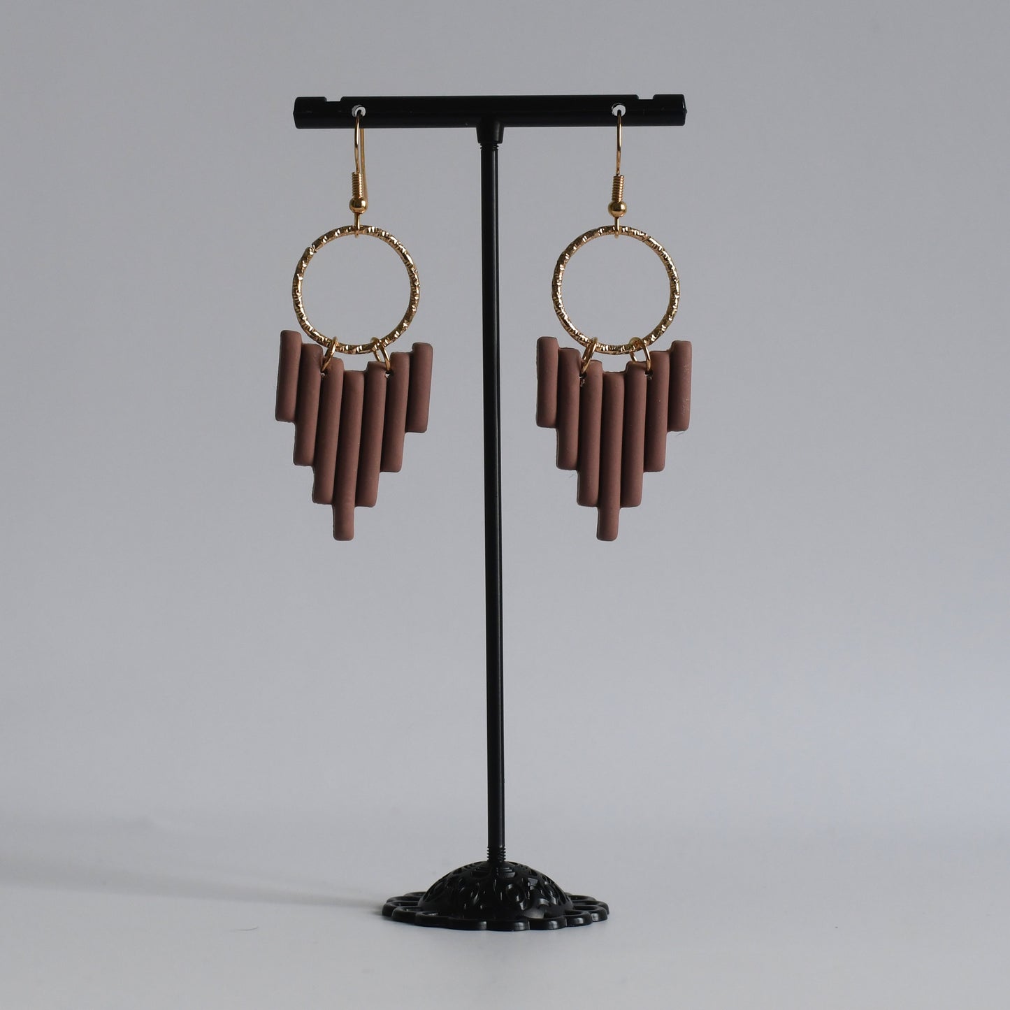 handgemaakte Aria oorbellen met goudkleurige ring – Nova by Evi
