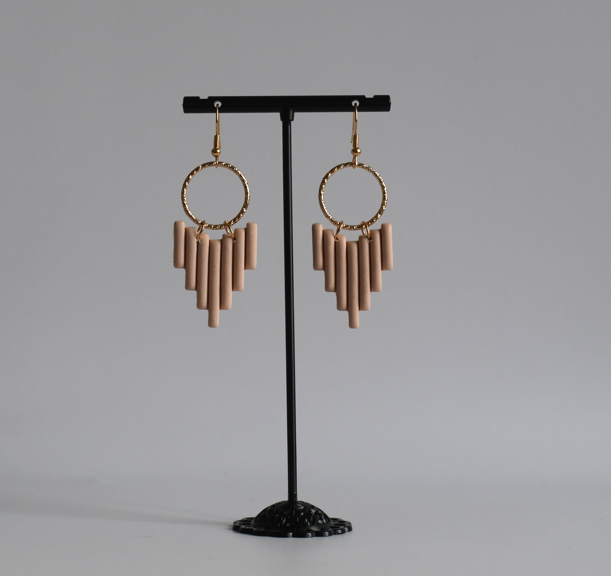 handgemaakte Aria oorbellen met goudkleurige ring – Nova by Evi