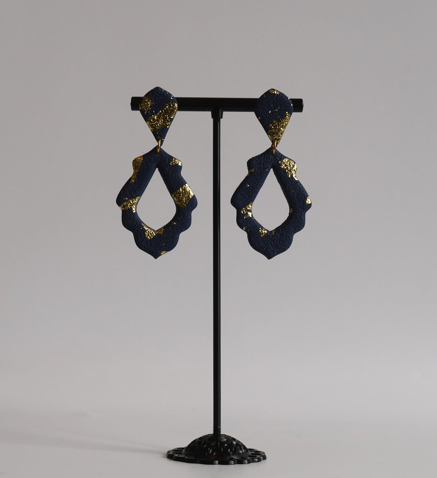 handgemaakte Siena statement oorbellen met bladgoud – Nova by Evi