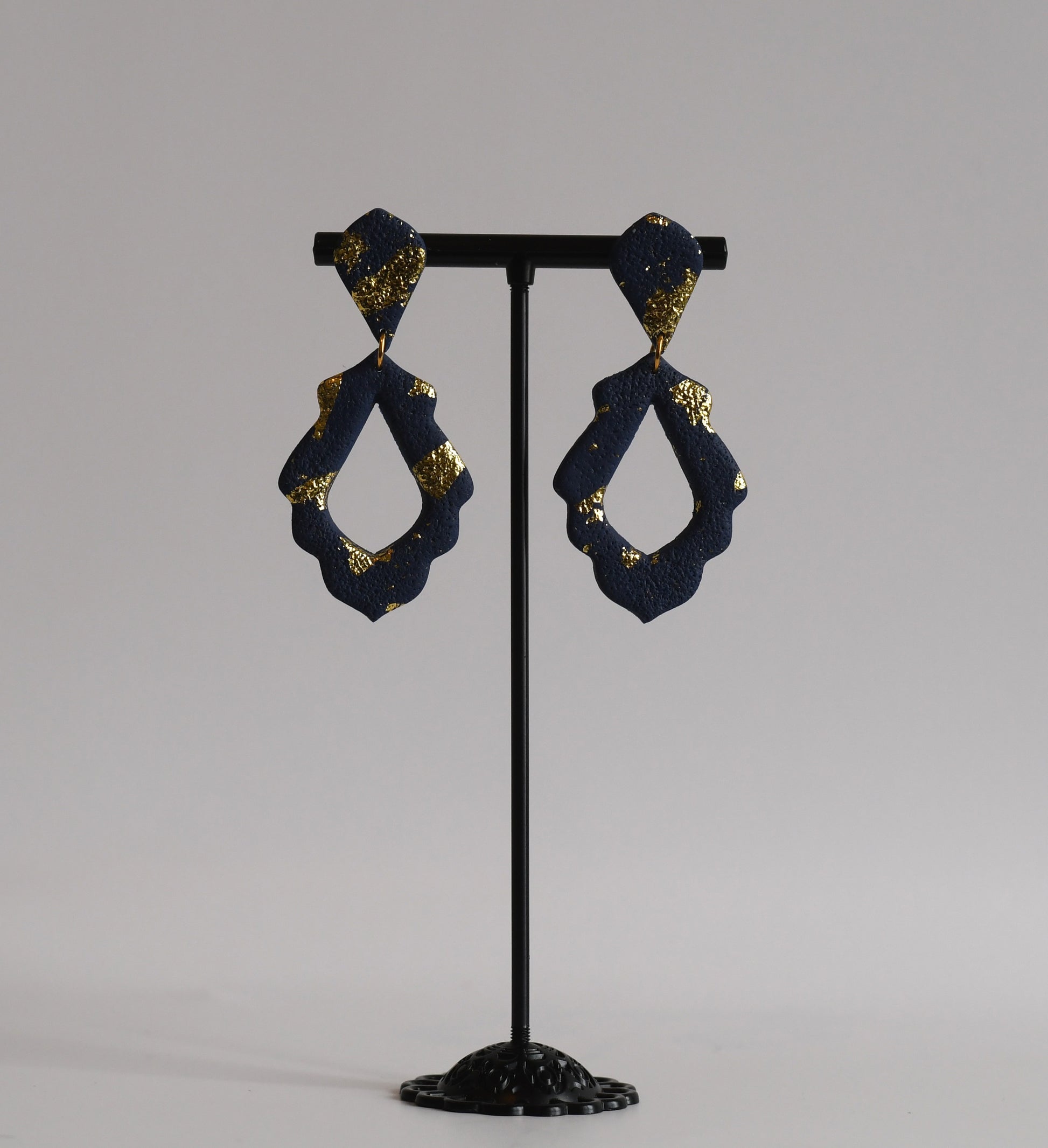 handgemaakte Siena statement oorbellen met bladgoud – Nova by Evi