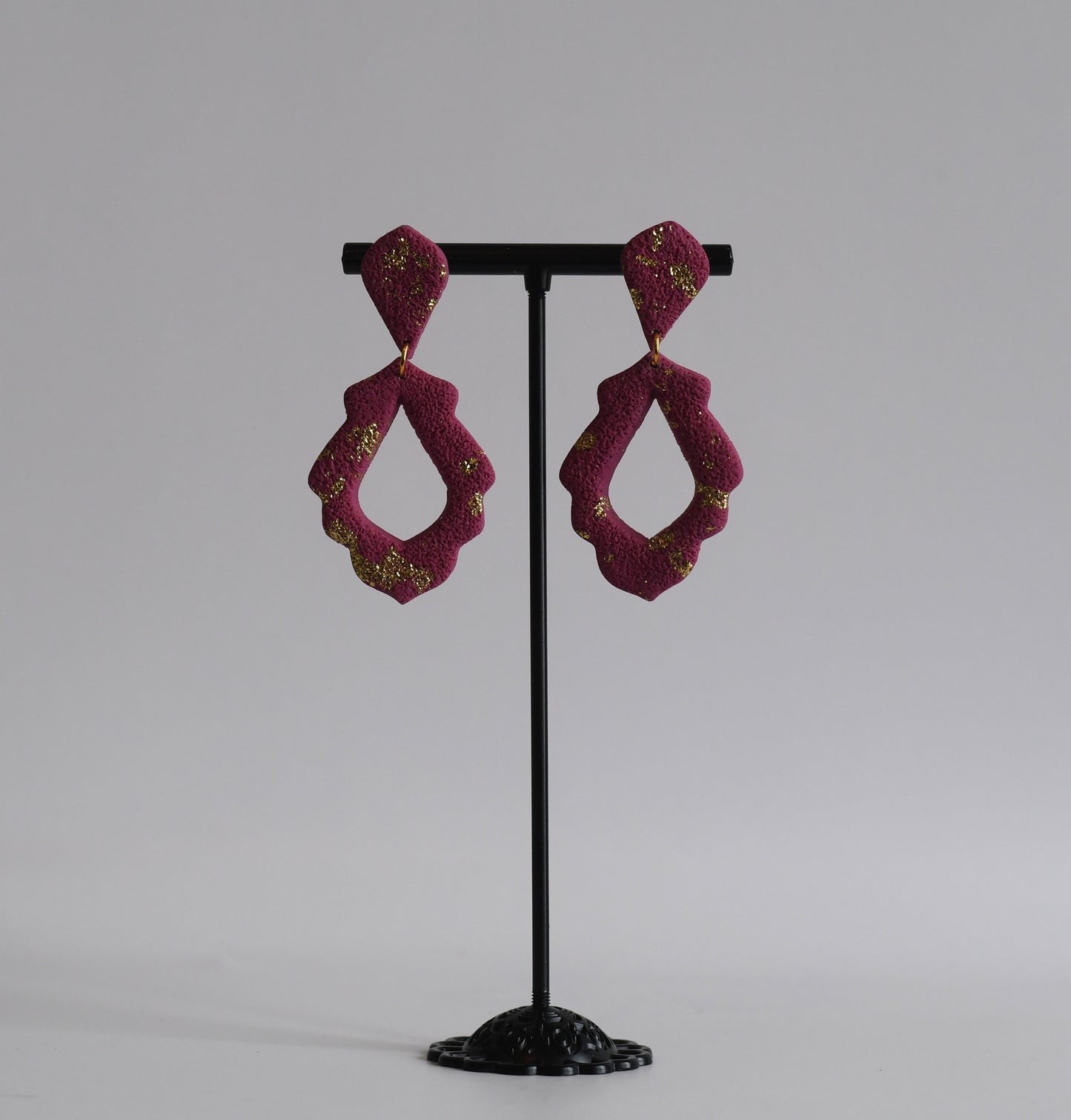 handgemaakte Siena statement oorbellen met bladgoud – Nova by Evi