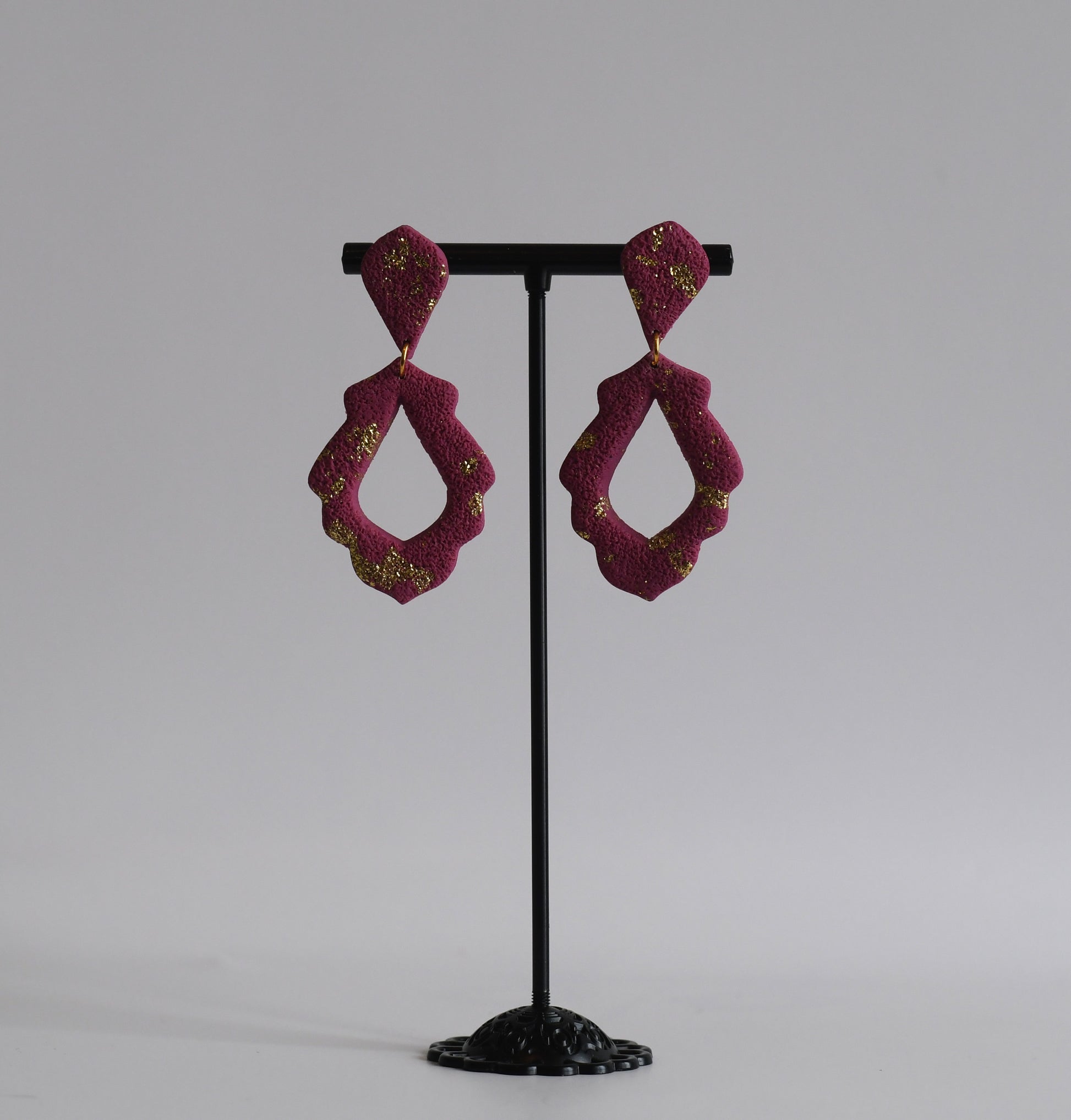 handgemaakte Siena statement oorbellen met bladgoud – Nova by Evi