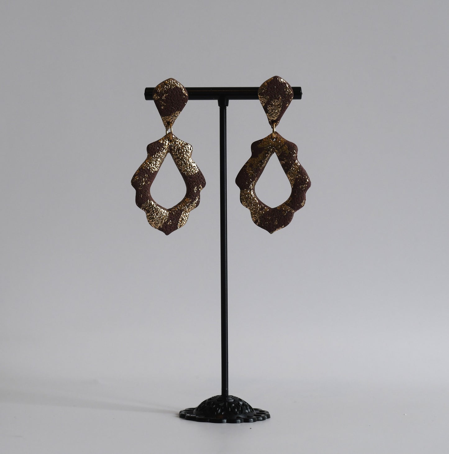 handgemaakte Siena statement oorbellen met bladgoud – Nova by Evi