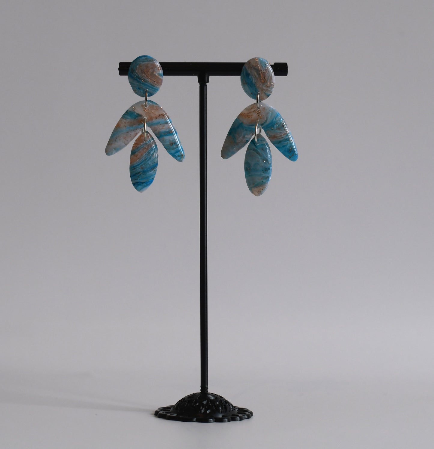 handgemaakte marmerblauwe Azure Drift cascade oorbellen met goudaccent – Nova by Evi