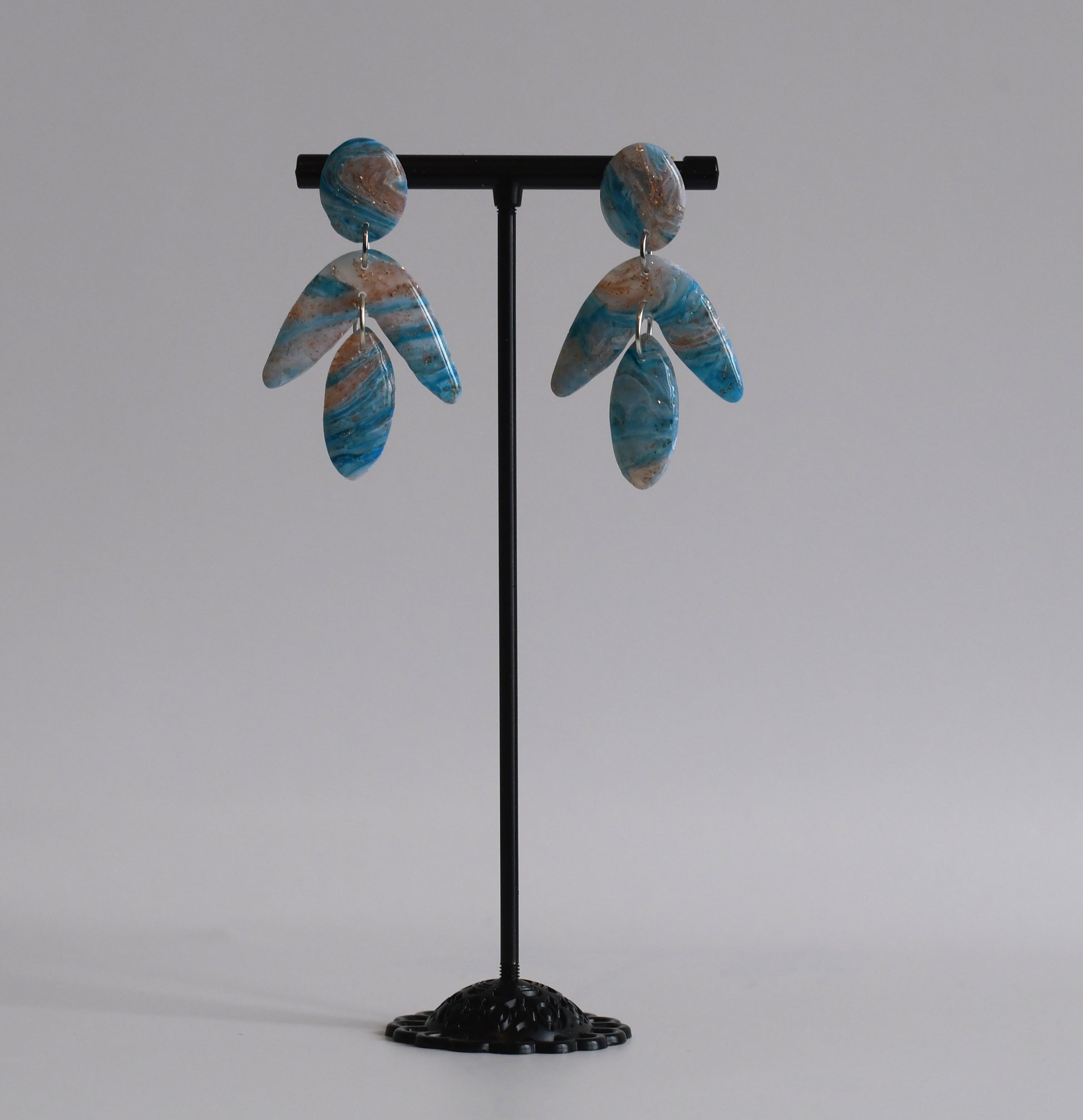handgemaakte marmerblauwe Azure Drift cascade oorbellen met goudaccent – Nova by Evi