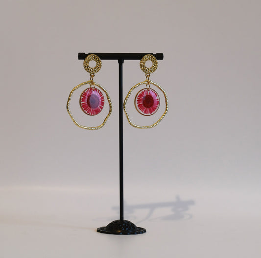 Rosalie – gouden oorbellen met madelief in resin