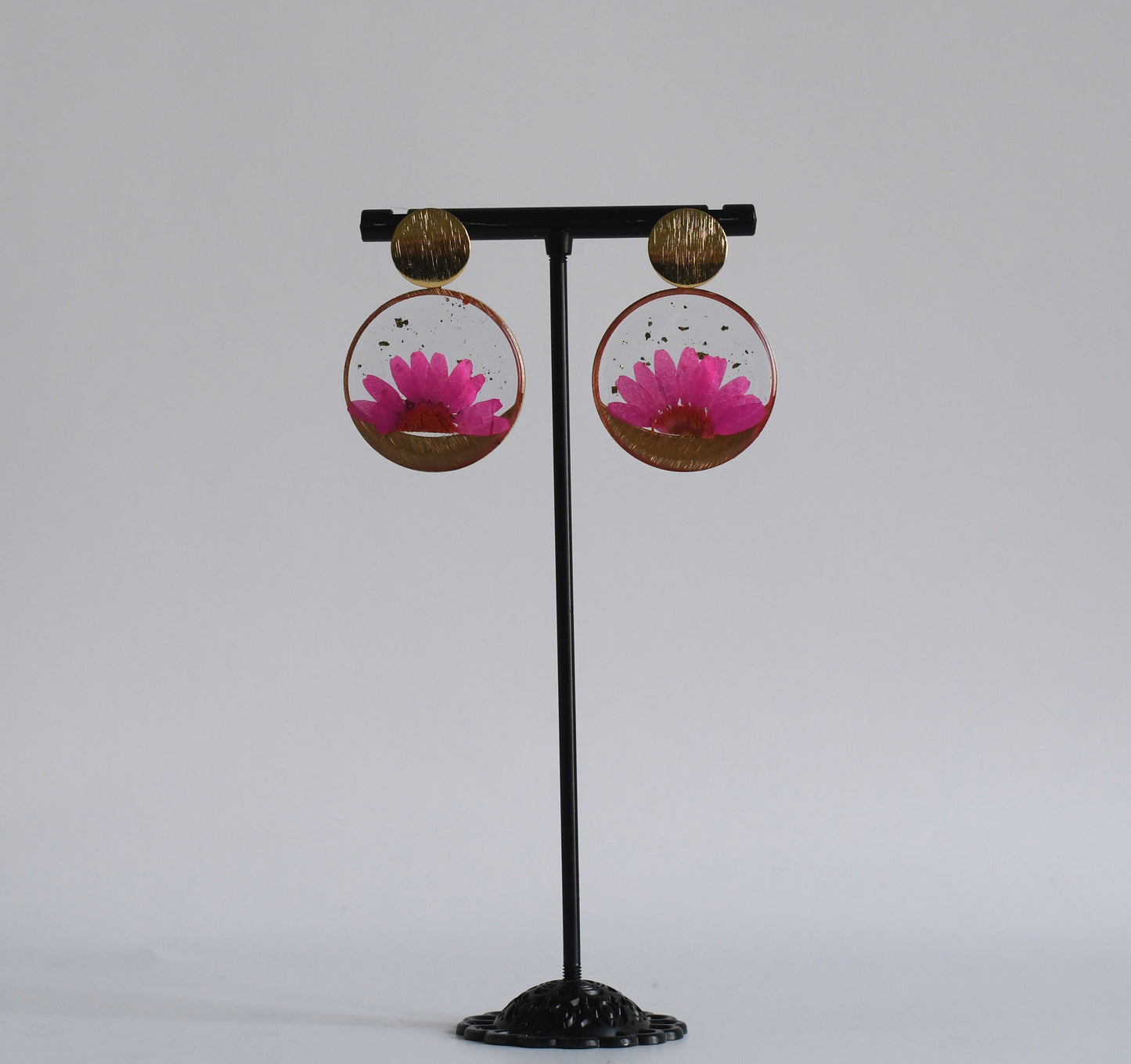 handgemaakte oorbellen met gedroogde fuchsia margriet – Suzanne