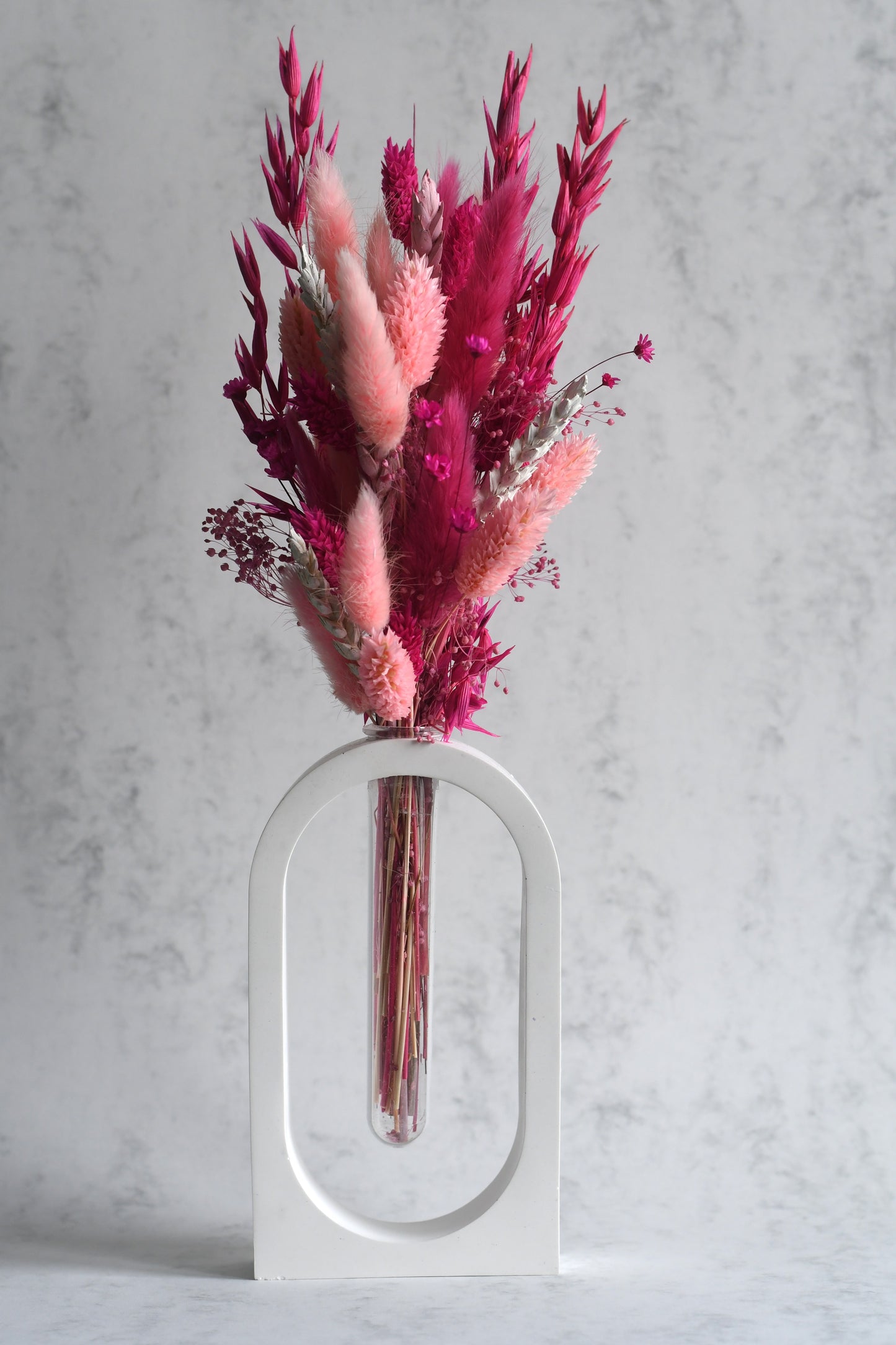 Novelle — boogvormige vaas met droogbloemen (minimalistisch)