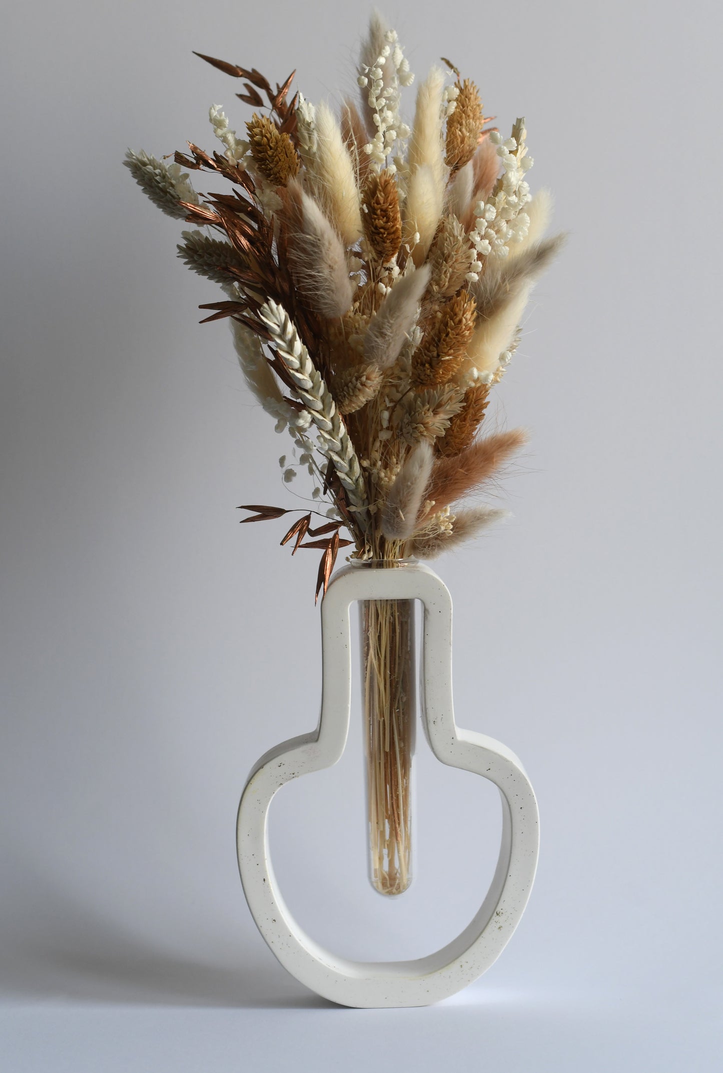 Novelle — ronde organische vaas met droogbloemen