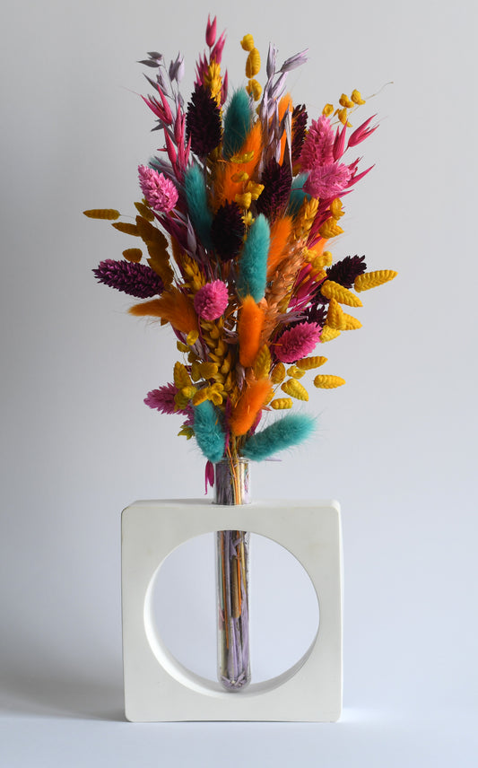 Novelle — minimalistische vaas met droogbloemen (vierkant)