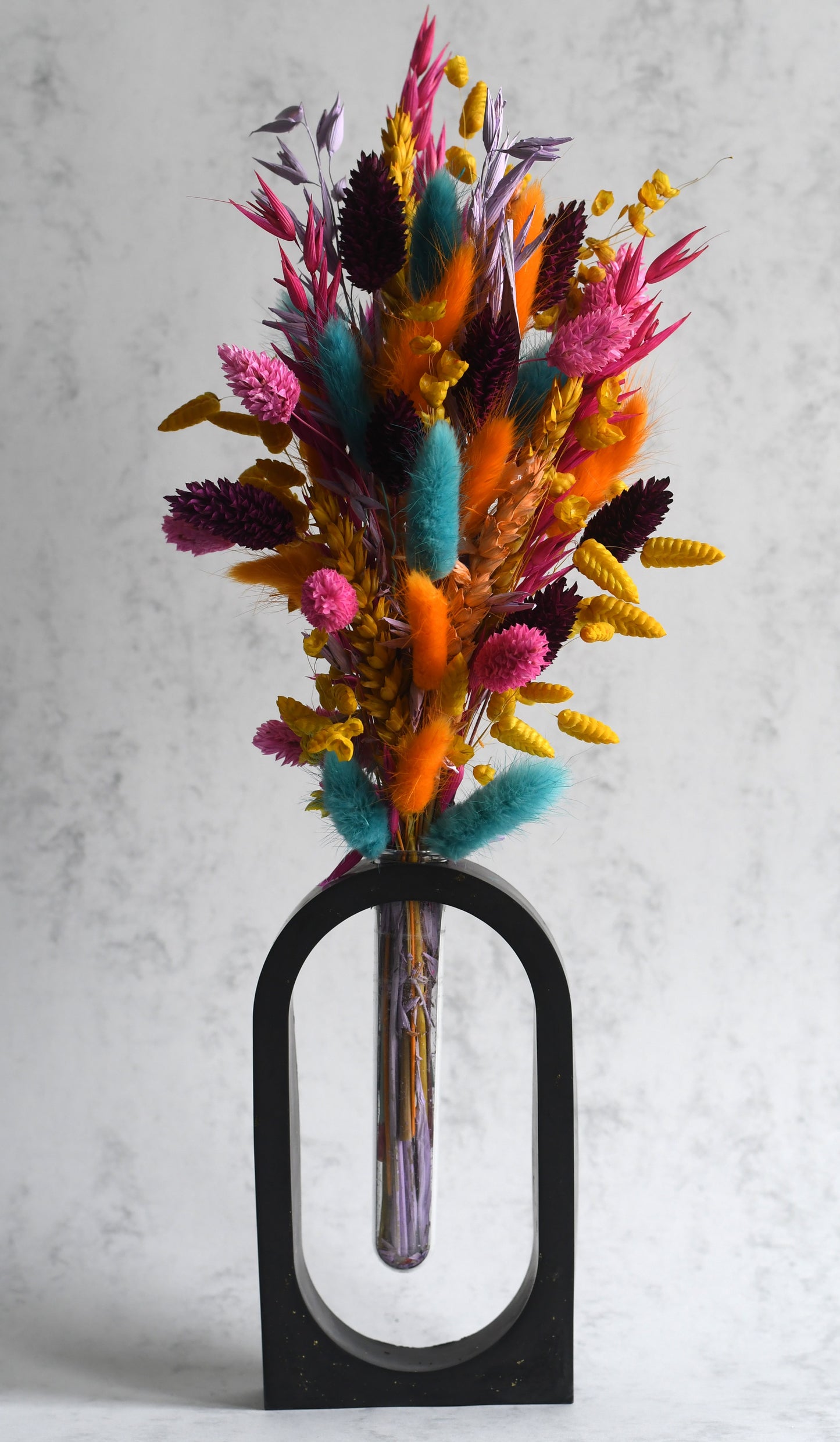 Novelle — boogvormige vaas met droogbloemen (minimalistisch)