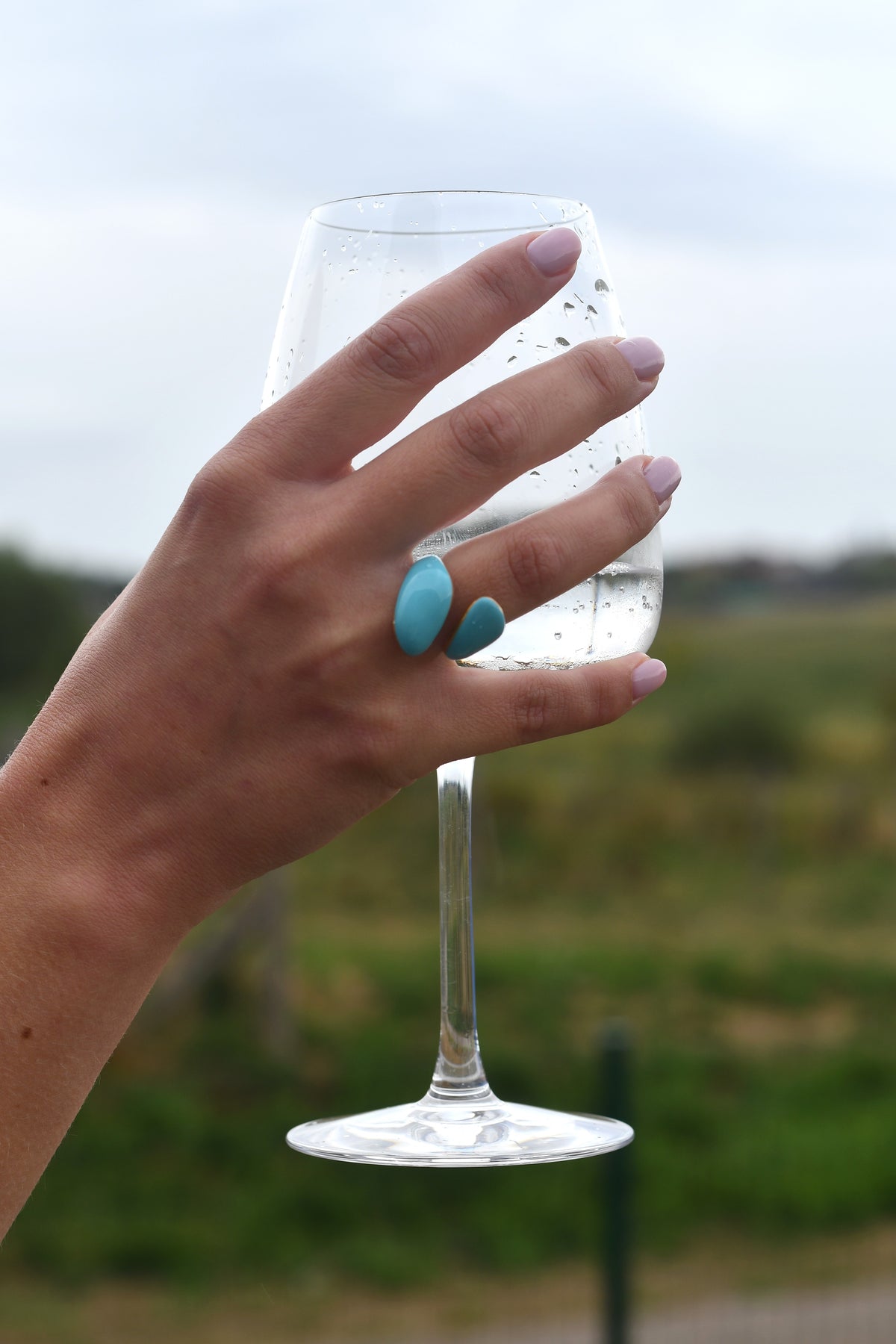 Brede open ring met turquoise emaille en PVD 18K vergulding