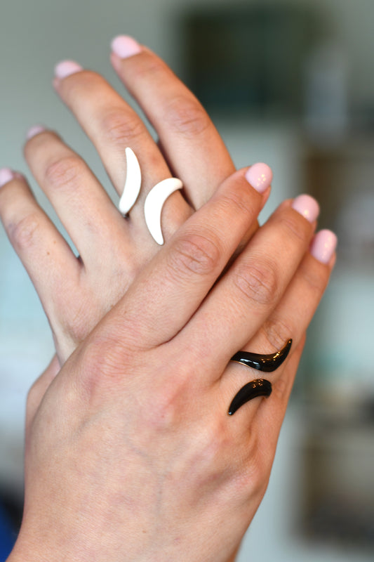 Organische verstelbare ring met zwarte emaille en 18K PVD vergulding