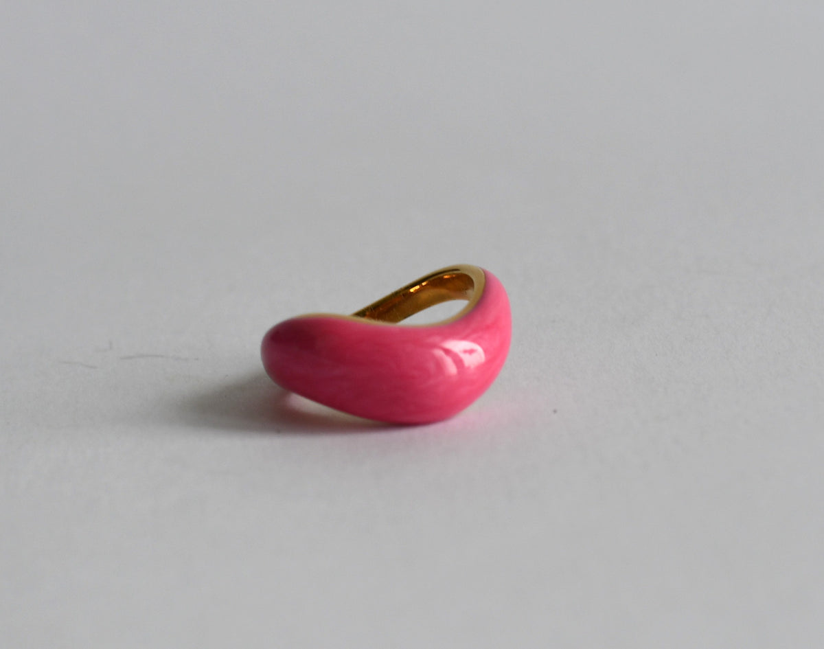Afgeronde roze ring met emaille en PVD 18K verguld 304 RVS – Novabyevi