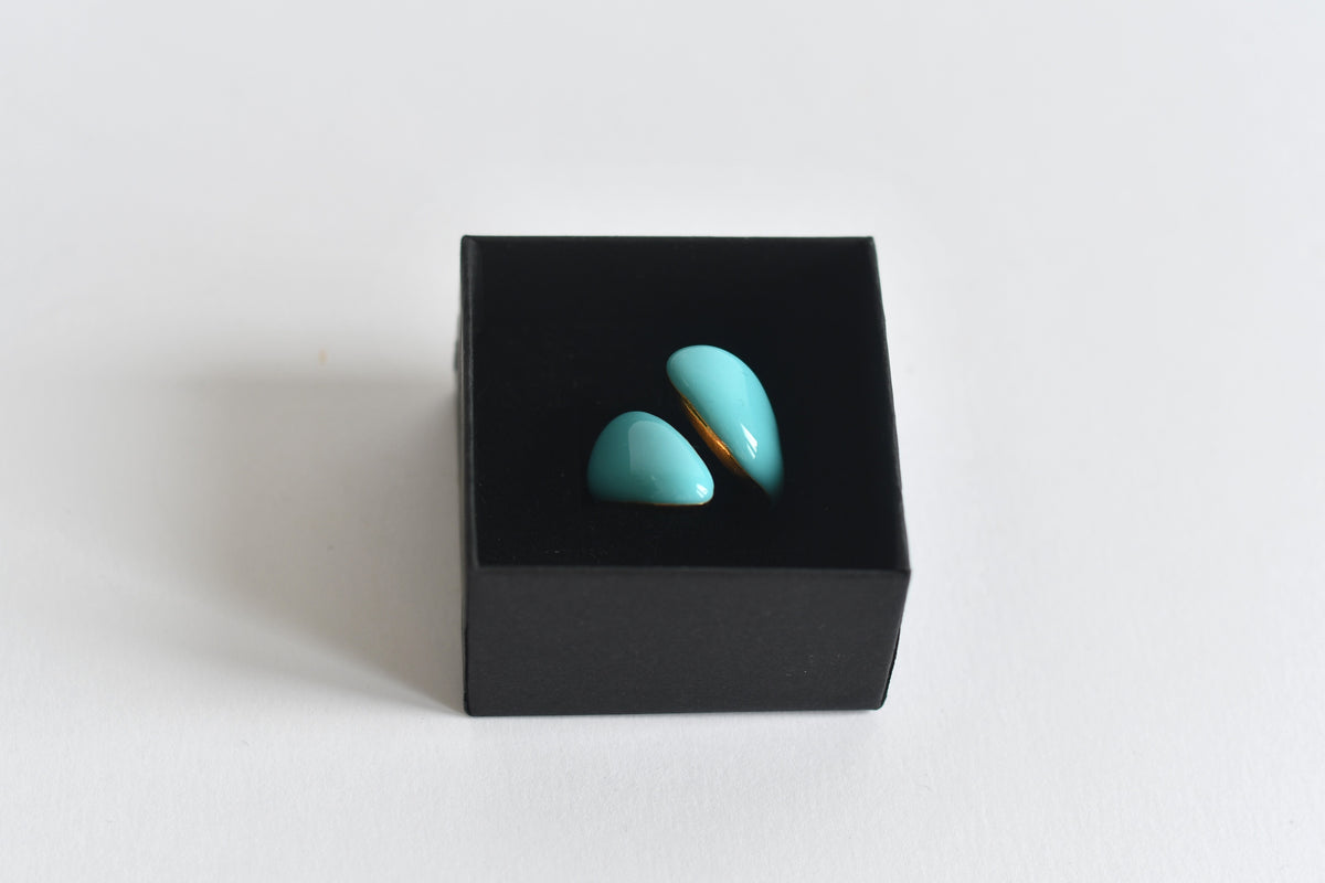 Brede open ring met turquoise emaille en PVD 18K vergulding