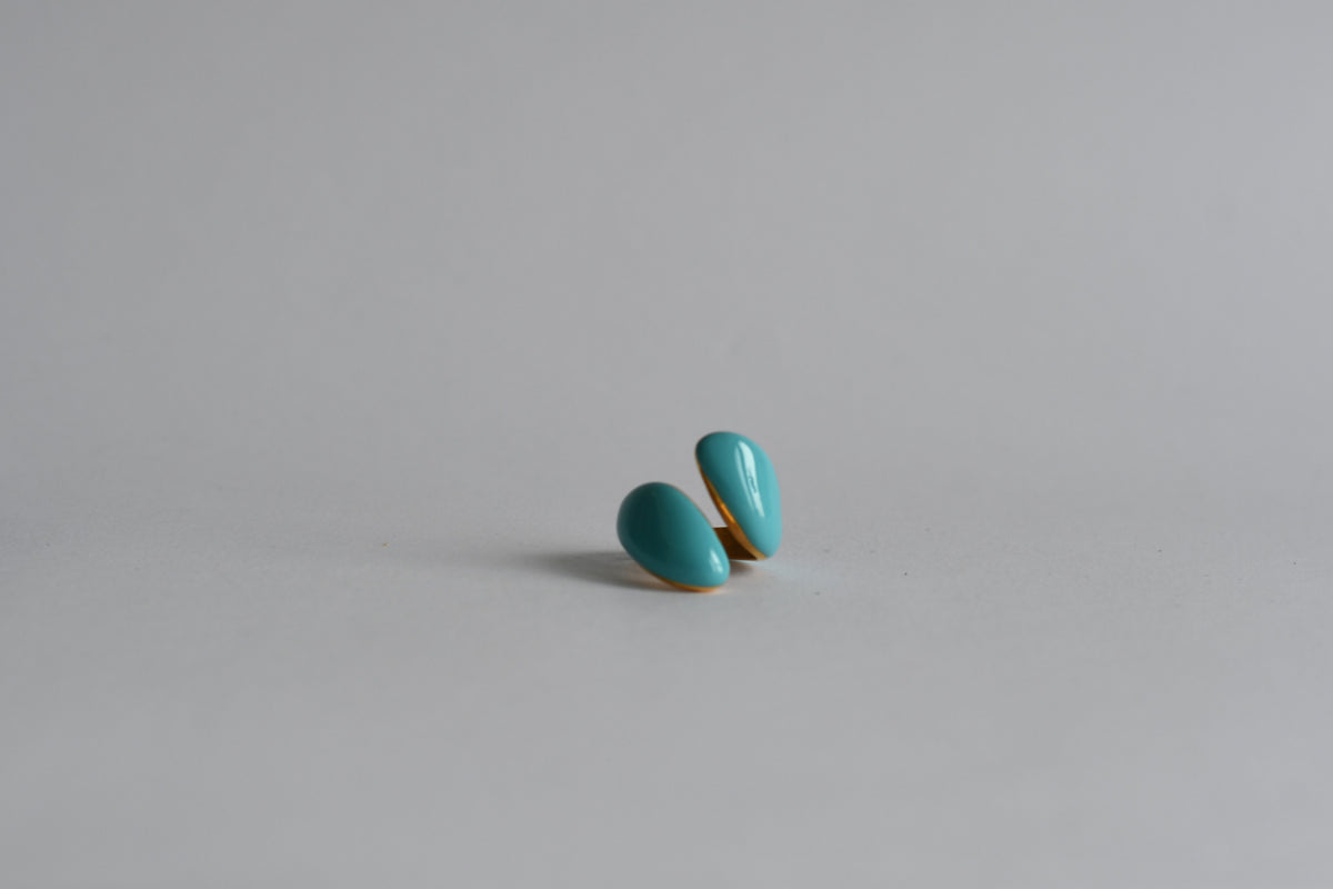 Large bague ouverte émaillée – plaquée or 18 carats