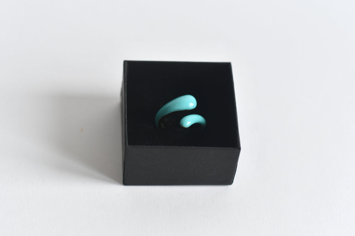 Turquoise asymmetrische verstelbare ring met emaille en PVD 18K verguld 304 RVS – Novabyevi