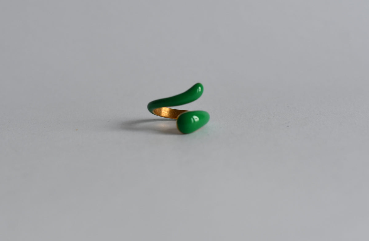 Groene asymmetrische verstelbare ring met emaille en PVD 18K verguld 304 RVS – Novabyevi