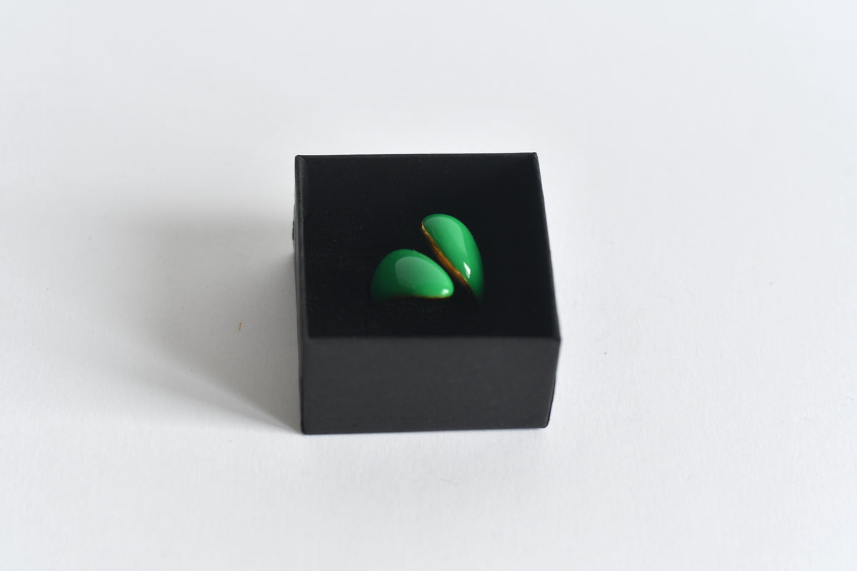 Brede open ring met groene emaille en PVD 18K vergulding