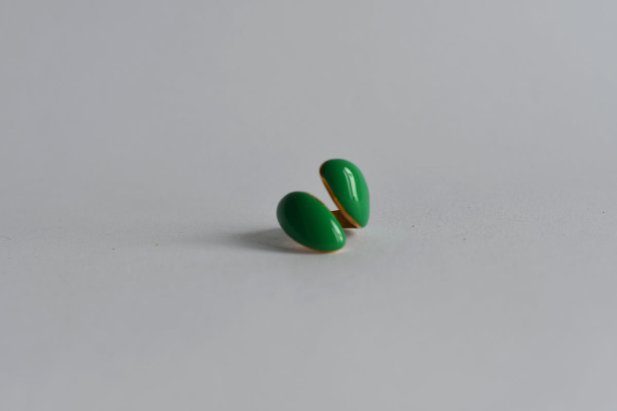Large bague ouverte émaillée – plaquée or 18 carats