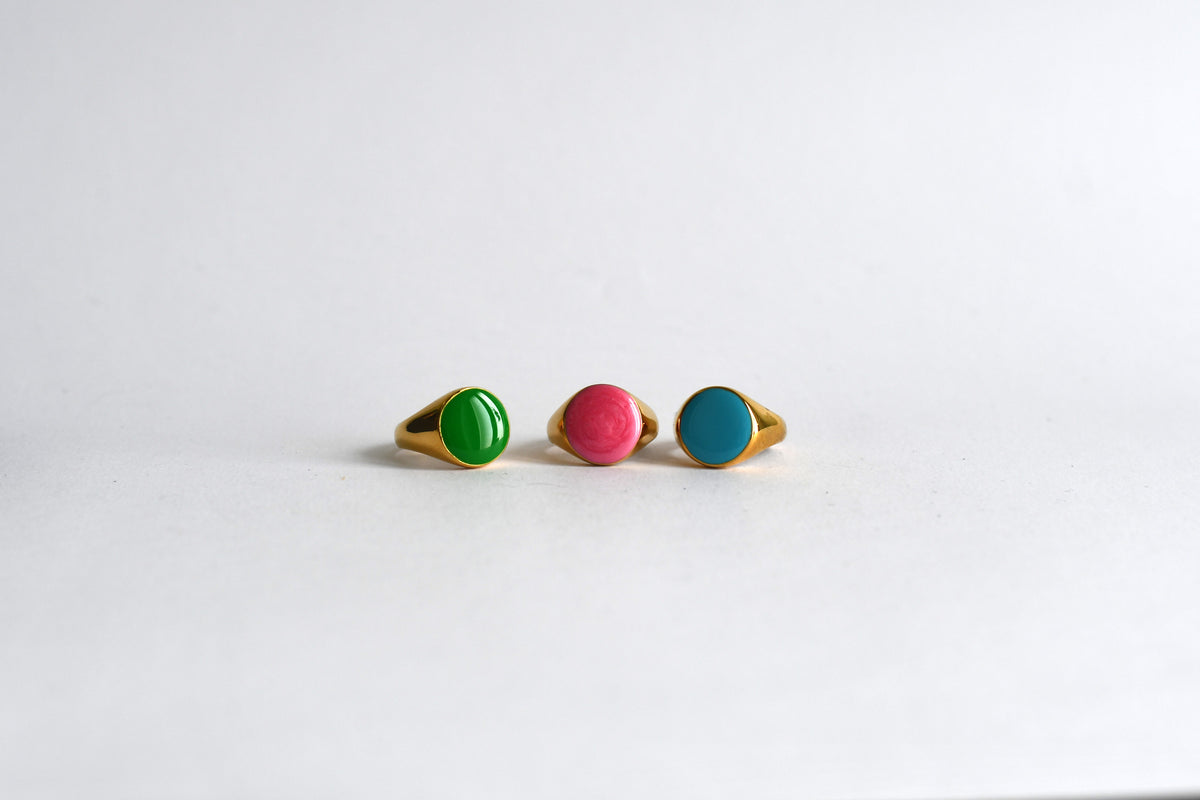 Ronde 18K vergulde ringen met emaille in groen, roze en turquois