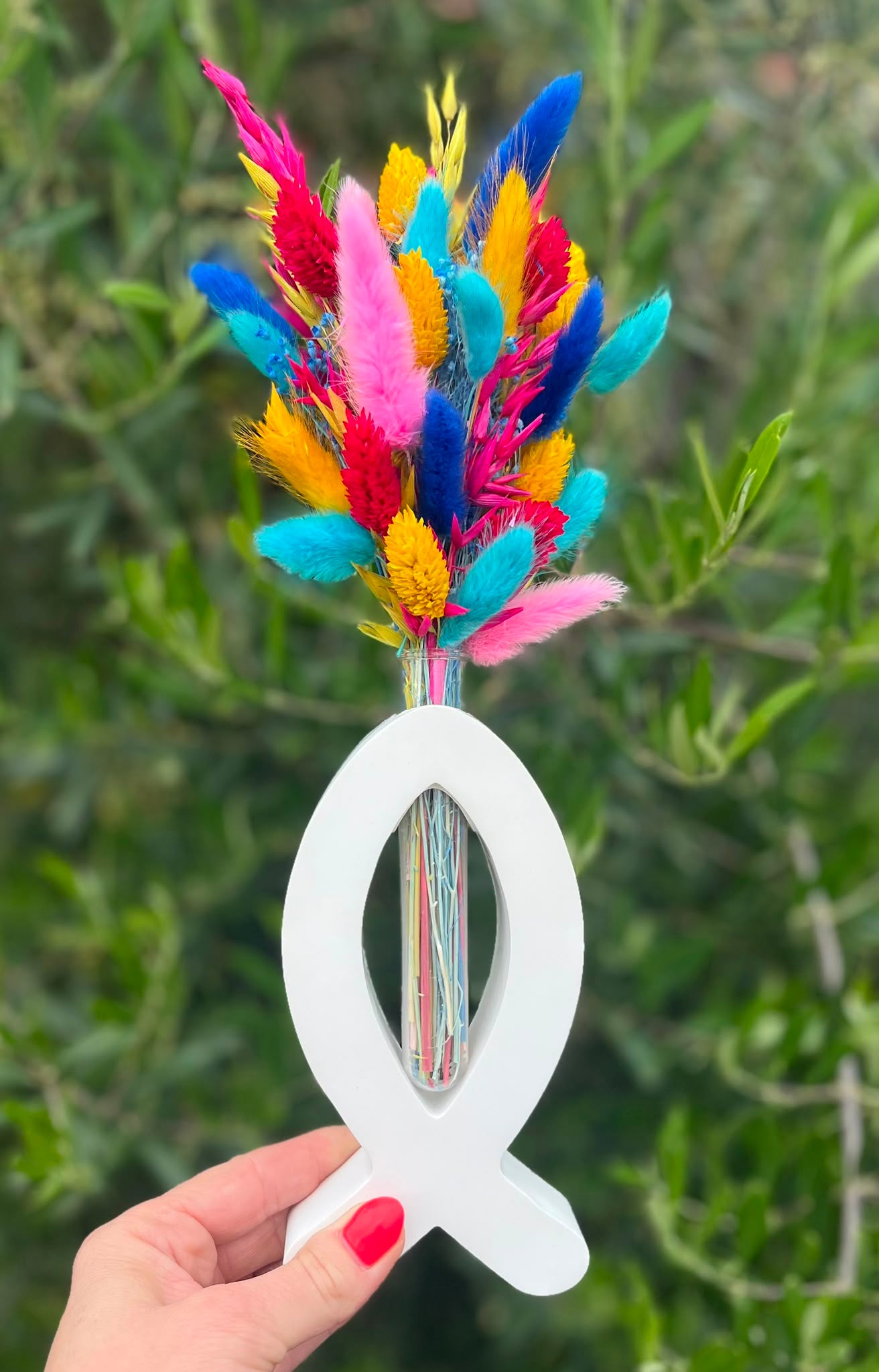 Handgemaakt wit visjesvaasje met droogbloemen voor het einde van het schooljaar